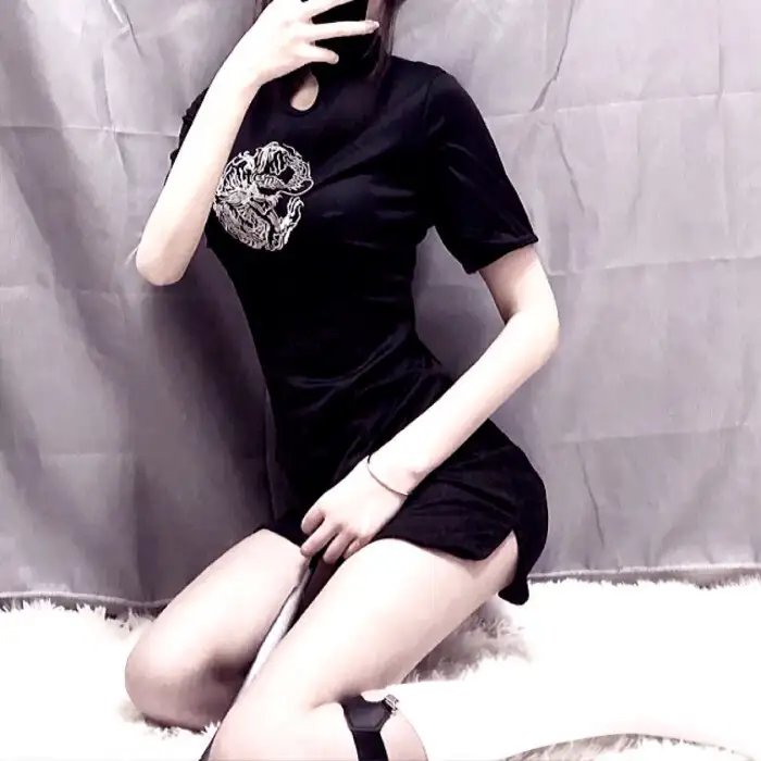 暴雨寒梅